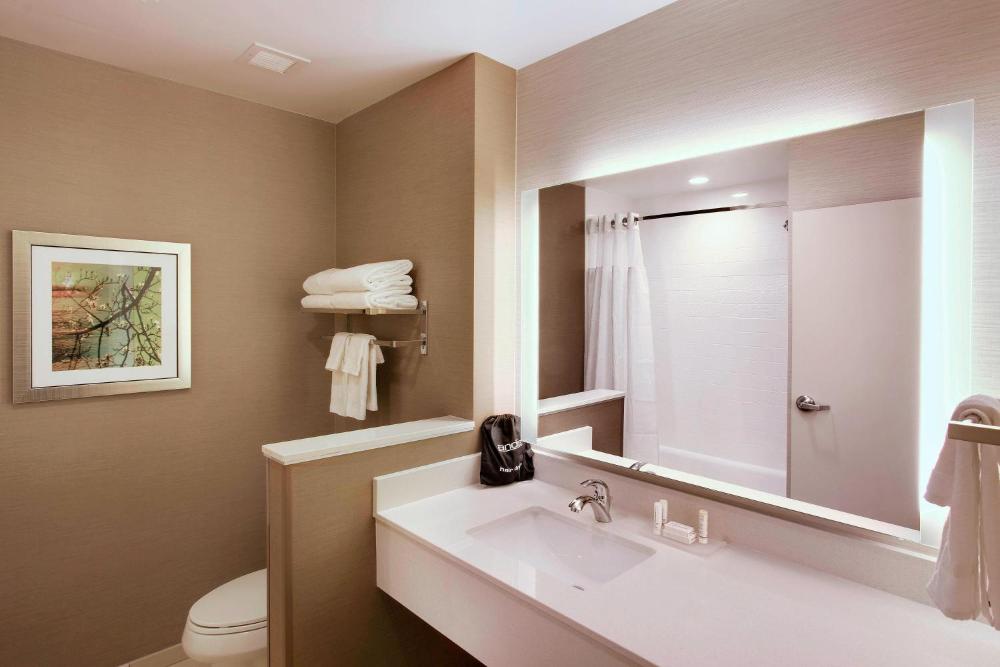 Queen Suite with Two Queen Beds, Bathtub and Sofa Bed - Mobility Access/Communication Assistance interior